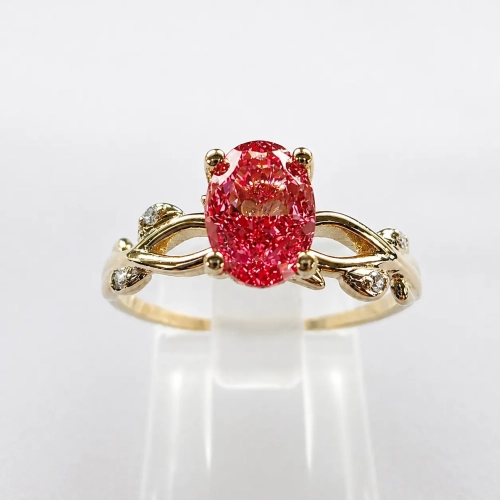 Złoty pierścionek z diamentem fancy vivid pink – widok frontalny – ABGOLD Baczyński