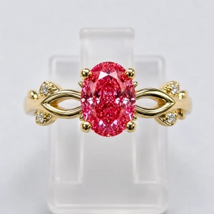 Złoty pierścionek z diamentem fancy vivid pink – ujęcie pod kątem – ABGOLD Baczyński
