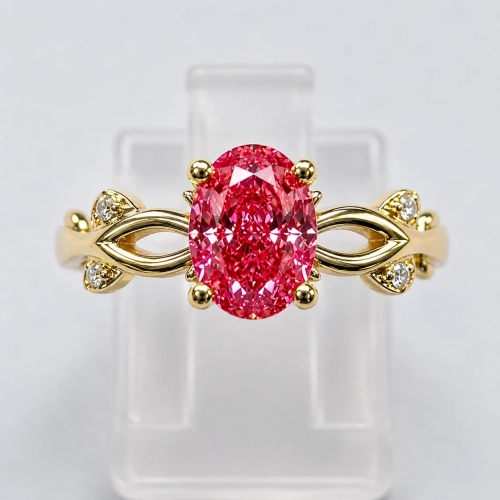 Złoty pierścionek z diamentem fancy vivid pink – ujęcie pod kątem – ABGOLD Baczyński