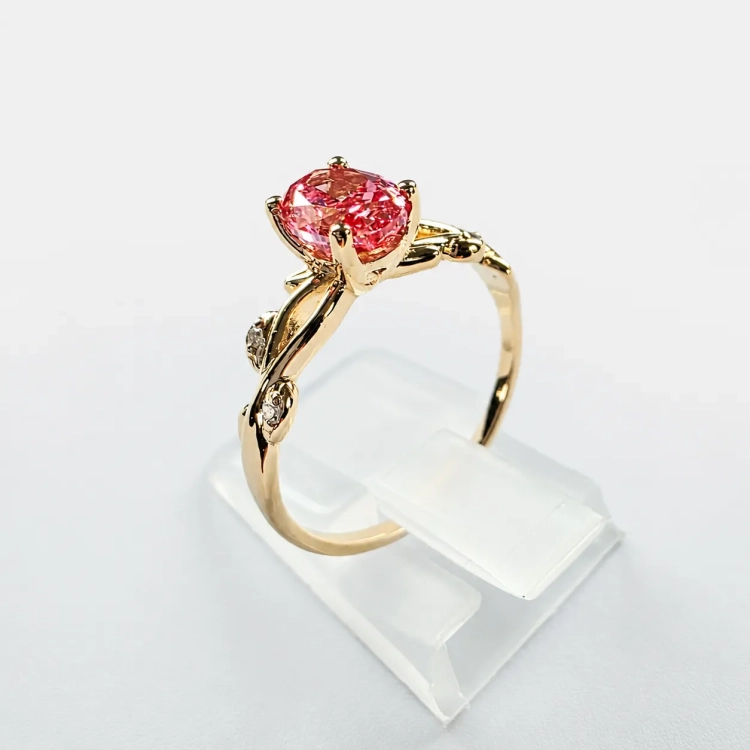 Złoty pierścionek z diamentem fancy vivid pink – ujęcie boczne – ABGOLD Baczyński
