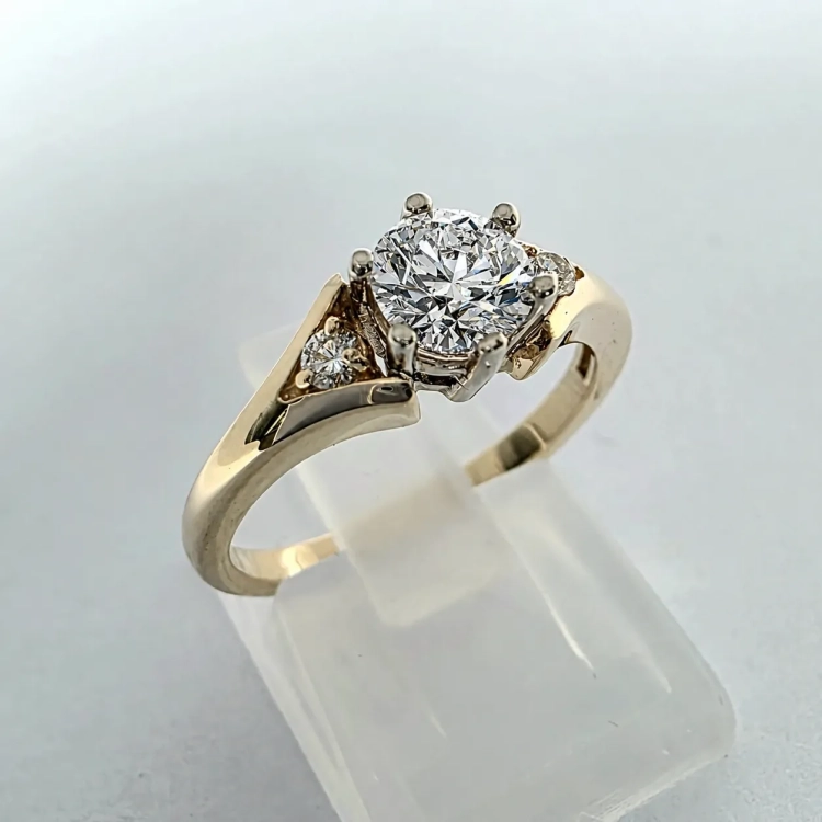 Złoty pierścionek z diamentami ok. 0,60 ct – złoto 585 – ujęcie boczne / profil pierścionka – ABGOLD Baczyński