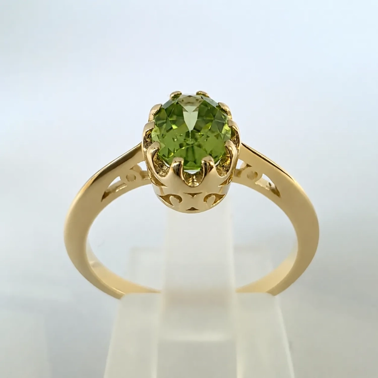 Pierścionek Vintage art deco z oliwinem złoto 585 – ujęcie pod kątem – ABGOLD Baczyński