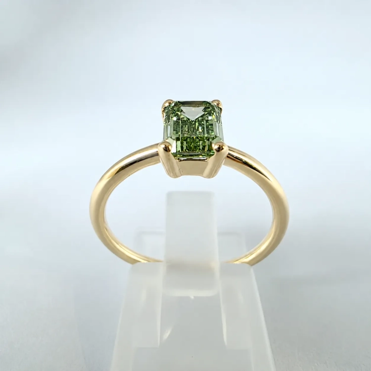 Pierścionek z zielonym diamentem szlif szmaragdowy złoto 585 – widok z tyłu – ABGOLD Baczyński