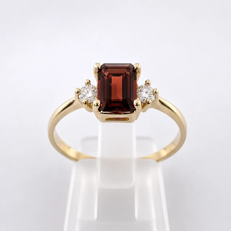 Złoty pierścionek z diamentami i granatem emerald – widok frontalny (inne ujęcie) – ABGOLD Baczyński