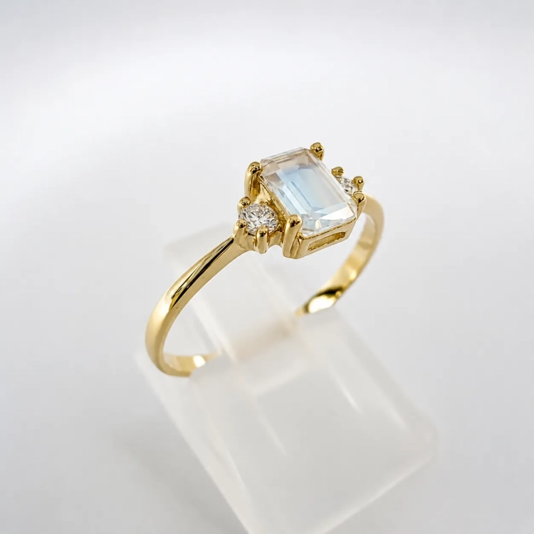Złoty pierścionek z kamieniem księżycowym i diamentami – ujęcie pod kątem – ABGOLD Baczyński