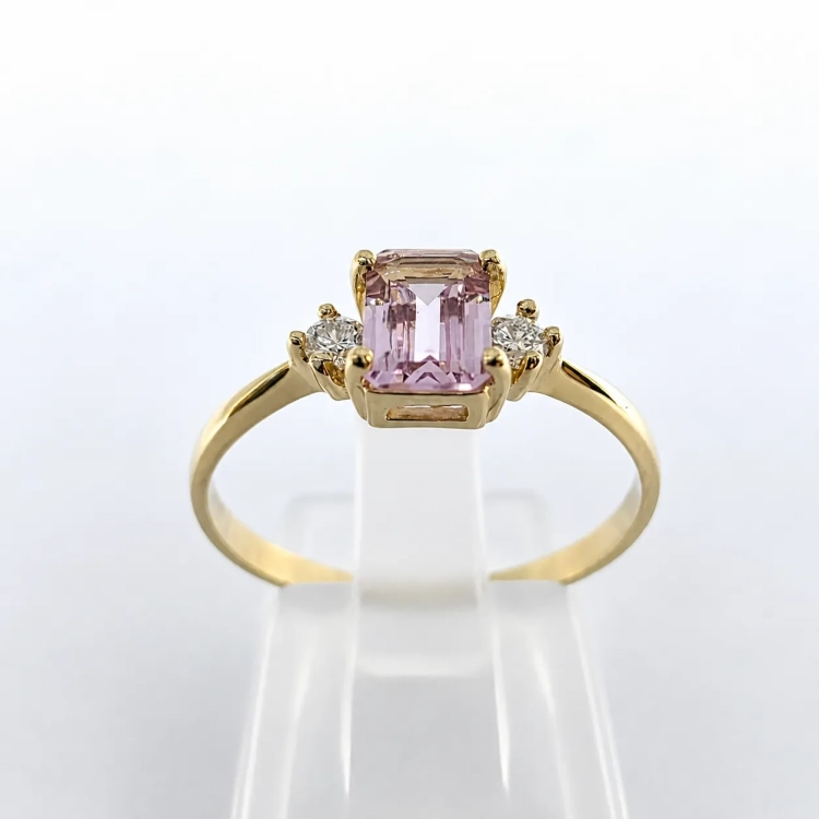 Złoty pierścionek z diamentami i morganitem emerald – widok frontalny (inne ujęcie) – ABGOLD Baczyński