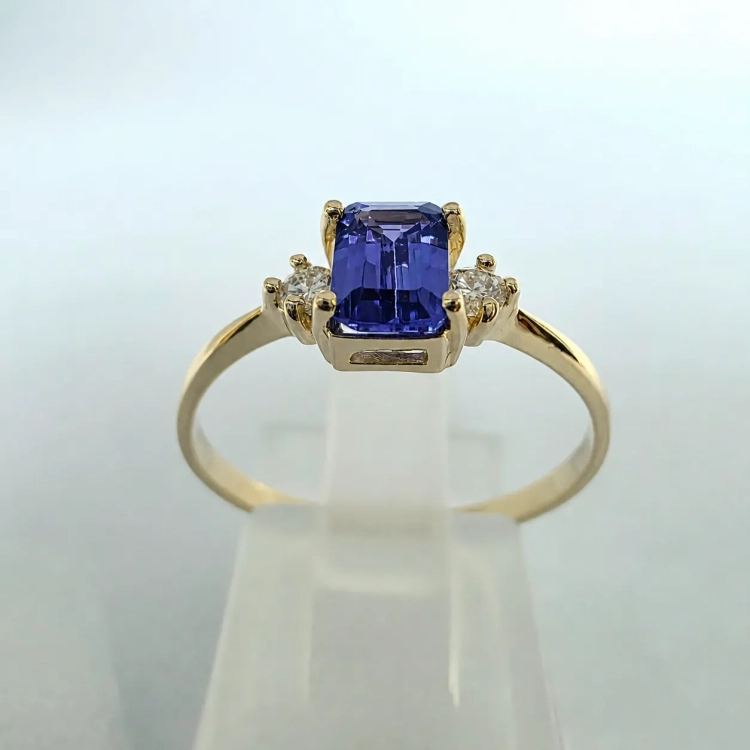 Złoty pierścionek z diamentami i tanzanitem emerald – detal oprawy – ABGOLD Baczyński