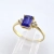 Złoty pierścionek z diamentami i tanzanitem emerald – ujęcie pod kątem – ABGOLD Baczyński