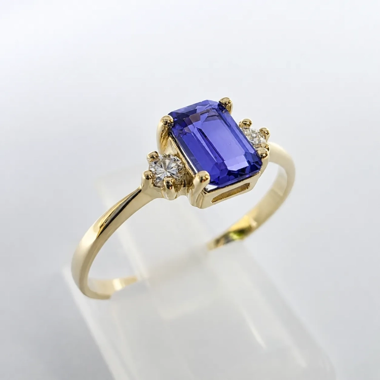 Złoty pierścionek z diamentami i tanzanitem emerald – widok z góry – ABGOLD Baczyński