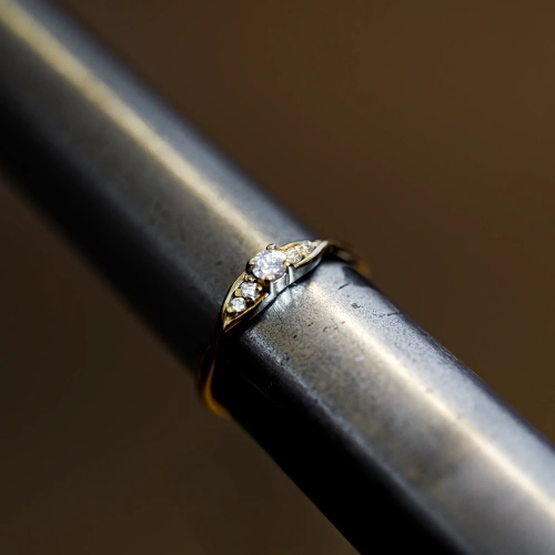 Złoty pierścionek zaręczynowy próba 585 z diamentami – na ryglu jubilerskim – ABGOLD Baczyński