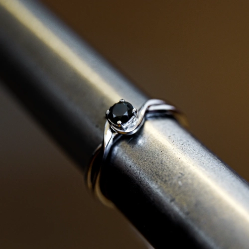 Pierścionek zaręczynowy z czarnym diamentem – na ryglu jubilerskim – ABGOLD Baczyński