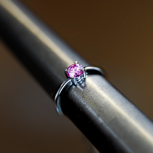 Pierścionek zaręczynowy z białego złota próba 585 z różowym moissanitem 0,50 ct – na ryglu jubilerskim – ABGOLD Baczyński