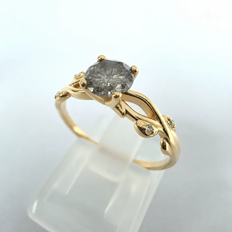 Pierścionek Vintage Retro z naturalnym diamentem SALT &amp;amp; PEPPER – ujęcie pod kątem – ABGOLD Baczyński