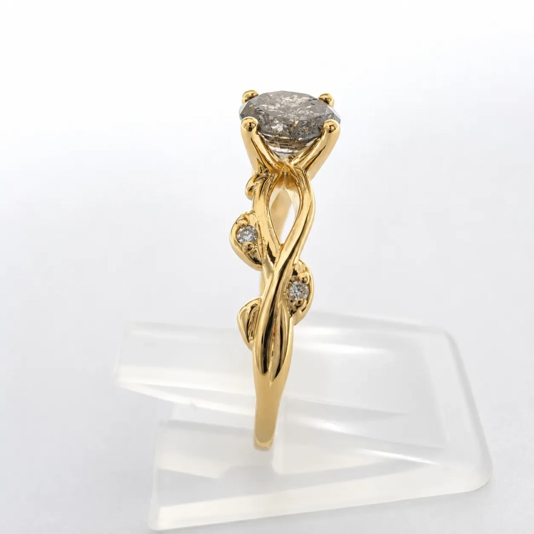 Pierścionek Vintage Retro z naturalnym diamentem SALT &amp;amp; PEPPER – widok boczny – ABGOLD Baczyński