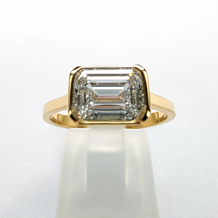 Złoty pierścionek Lab Grown Emerald 1.0ct – widok od frontu (inne ujęcie) – ABGOLD Baczyński
