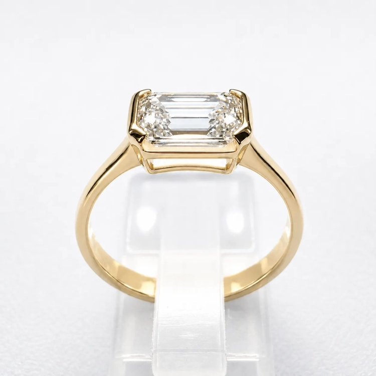 Złoty pierścionek Lab Grown Emerald 1.0ct – widok z góry – ABGOLD Baczyński