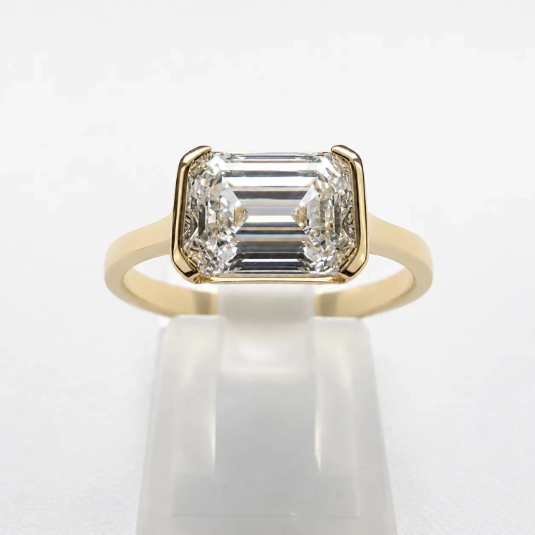 Złoty pierścionek Lab Grown Emerald 1.0ct – widok z góry (inne ujęcie) – ABGOLD Baczyński