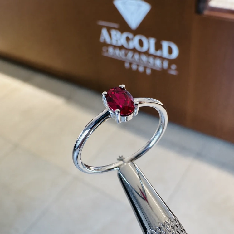 Złoty pierścionek z rubinem owalnym 585 – widok z góry – ABGOLD Baczyński