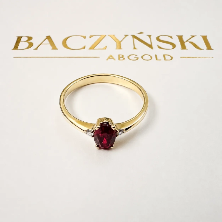 Złoty pierścionek z rubinem i brylantami 585 – widok z góry – ABGOLD Baczyński