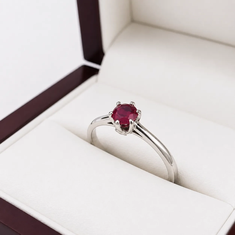 Pierścionek zaręczynowy z rubinem i diamentami – prezentacja na ekspozytorze – ABGOLD Baczyński