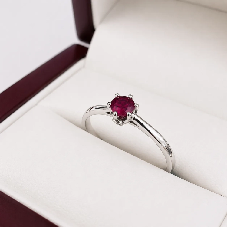 Pierścionek zaręczynowy z rubinem i diamentami – ujęcie boczne – ABGOLD Baczyński