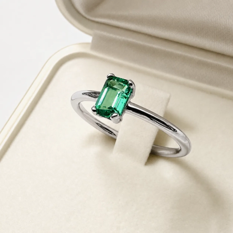 Pierścionek z białego złota 585 ze szmaragdem Emerald 0,50 ct – ujęcie boczne – ABGOLD Baczyński