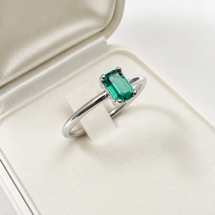 Pierścionek z białego złota 585 ze szmaragdem Emerald 0,50 ct – widok z góry – ABGOLD Baczyński