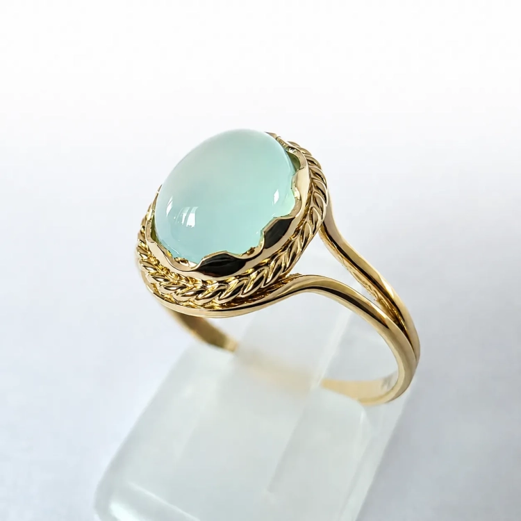 Złoty pierścionek retro vintage z agatem AQUA – ujęcie pod kątem – ABGOLD Baczyński