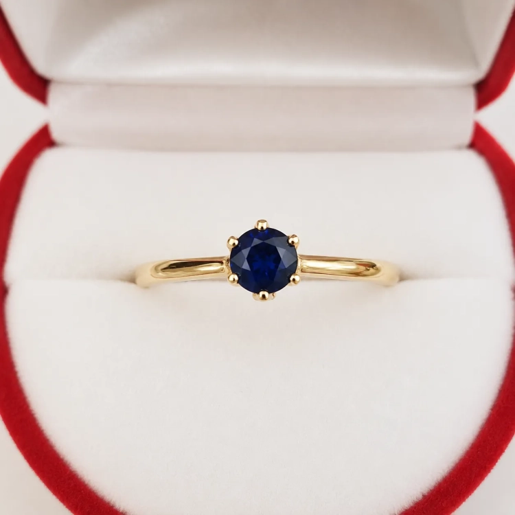 Pierścionek zaręczynowy z szafirem i diamentami – widok z góry – ABGOLD Baczyński