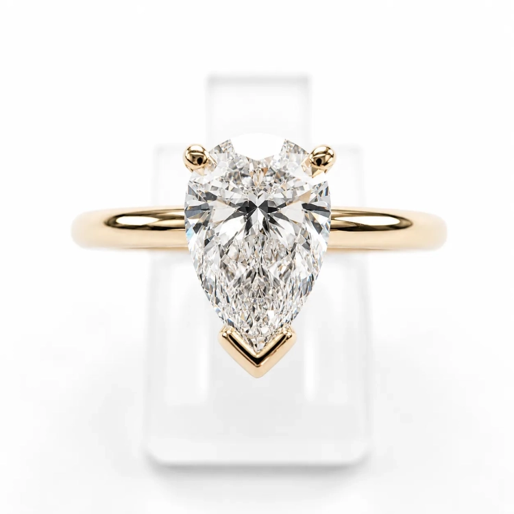 Złoty pierścionek z diamentem pear 1,0 ct – złoto próba 585 – perspektywa boczna – ABGOLD Baczyński