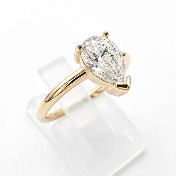 Złoty pierścionek z diamentem pear 1,0 ct – złoto próba 585 – widok pod kątem – ABGOLD Baczyński