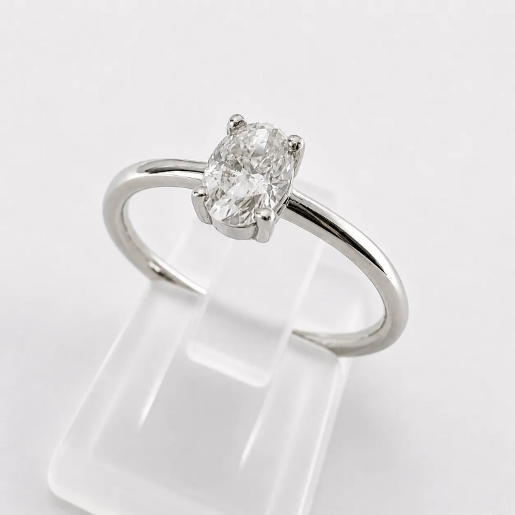 Pierścionek z białego złota próba 585 z diamentem 0,42 ct – ujęcie pod kątem – ABGOLD Baczyński
