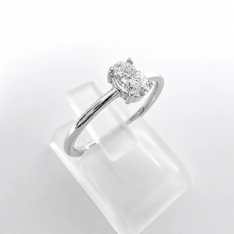 Pierścionek z białego złota próba 585 z diamentem 0,42 ct – widok boczny – ABGOLD Baczyński