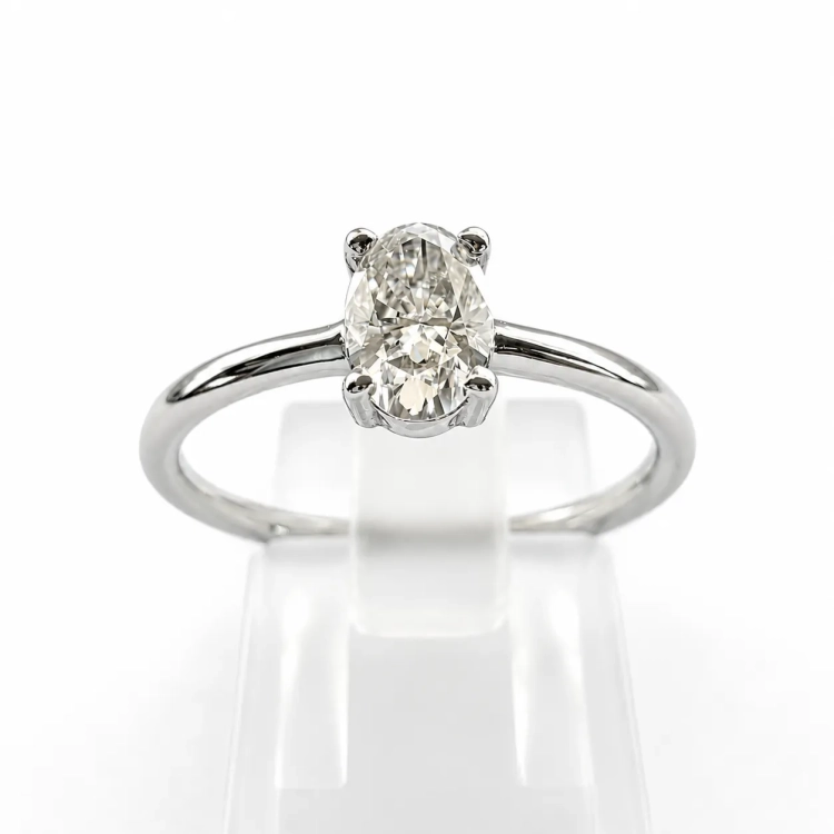 Pierścionek z białego złota próba 585 z diamentem 0,42 ct – front na ekspozytorze – ABGOLD Baczyński