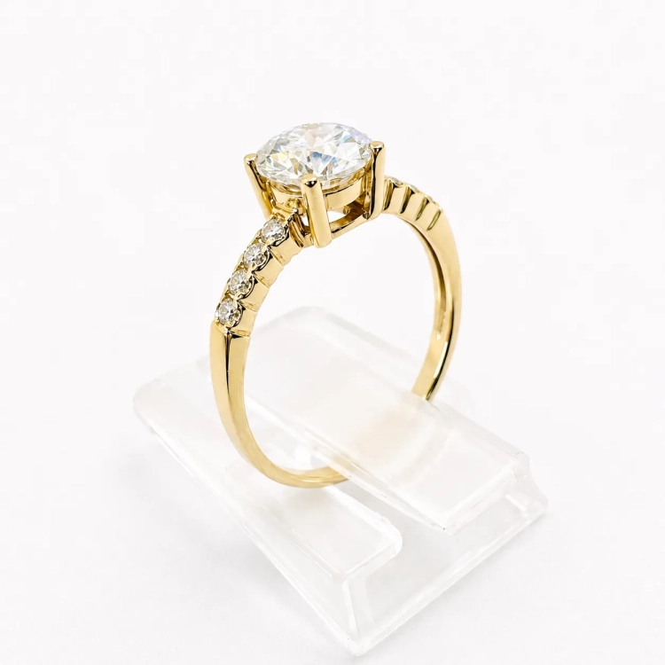 Pierścionek zaręczynowy z diamentami 0,90 ct – złoto 585 – widok boczny – ABGOLD Baczyński