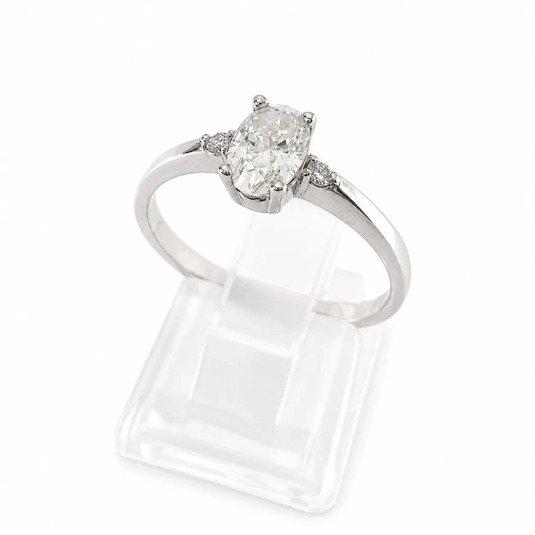 Białe złoto 585 – pierścionek z diamentami ok. 0,45 ct – ujęcie boczne – ABGOLD Baczyński