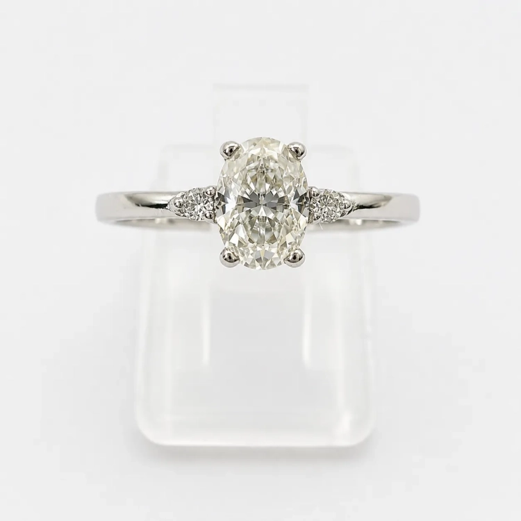 Białe złoto 585 – pierścionek z diamentami ok. 0,45 ct – ujęcie frontalne – ABGOLD Baczyński