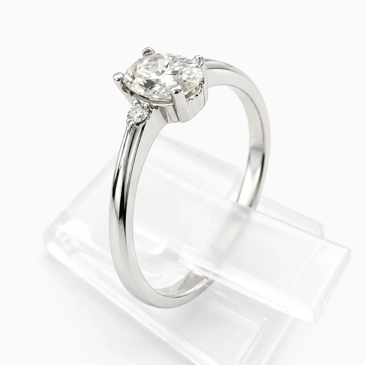 Pierścionek z diamentami ok. 0,45 ct – białe złoto próba 585 – widok boczny – ABGOLD Baczyński