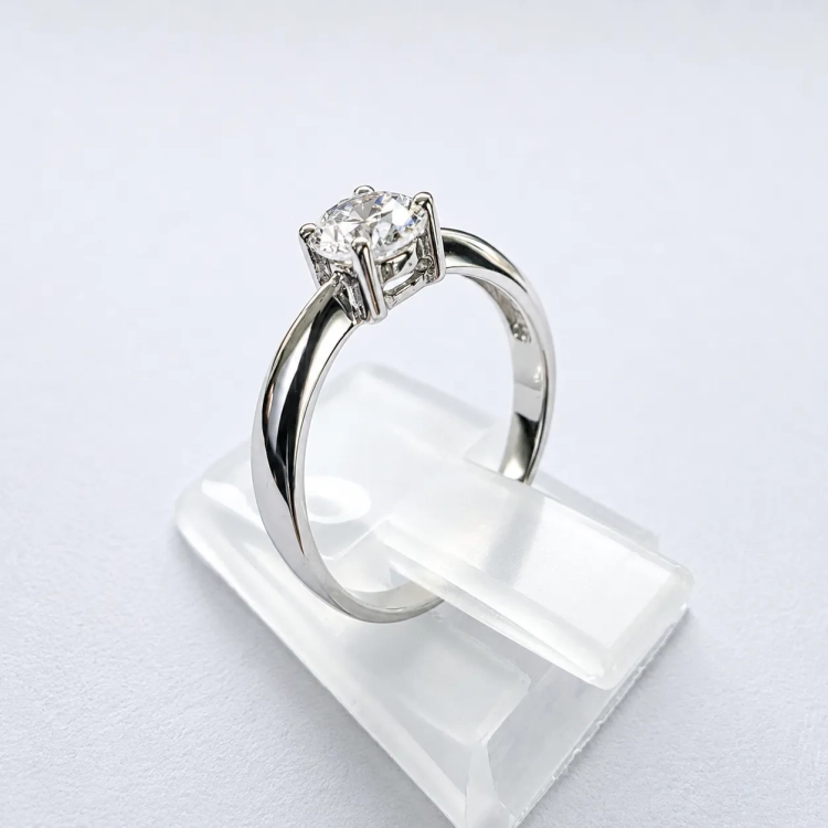 Pierścionek z diamentem 0,50 ct VVS/D – białe złoto – widok boczny – ABGOLD Baczyński
