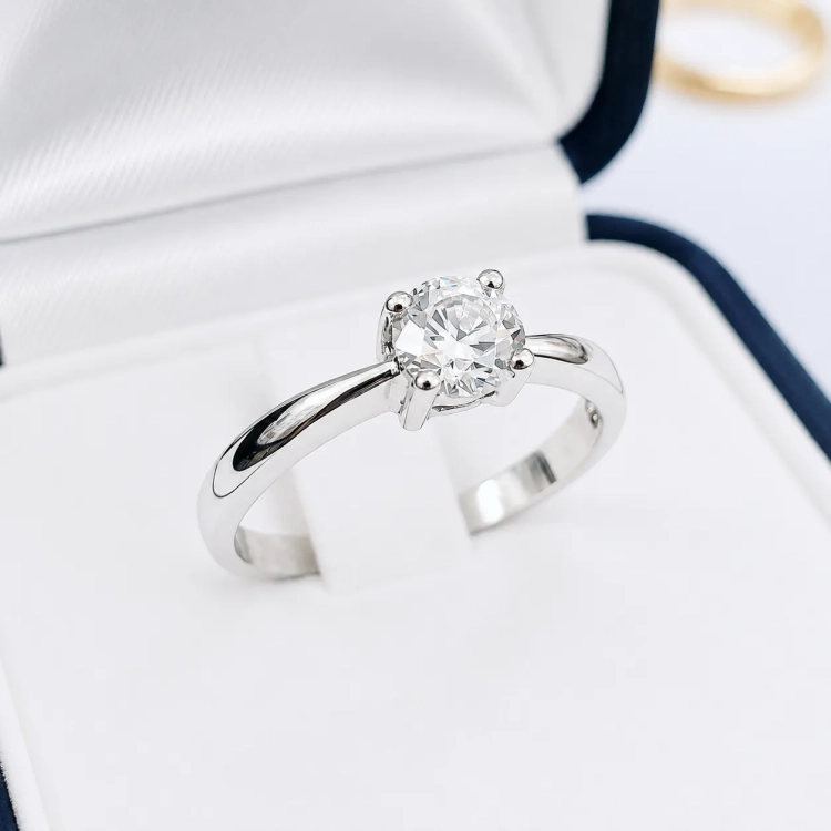 Pierścionek z diamentem 0,50 ct VVS/D – białe złoto – w pudełku – ABGOLD Baczyński