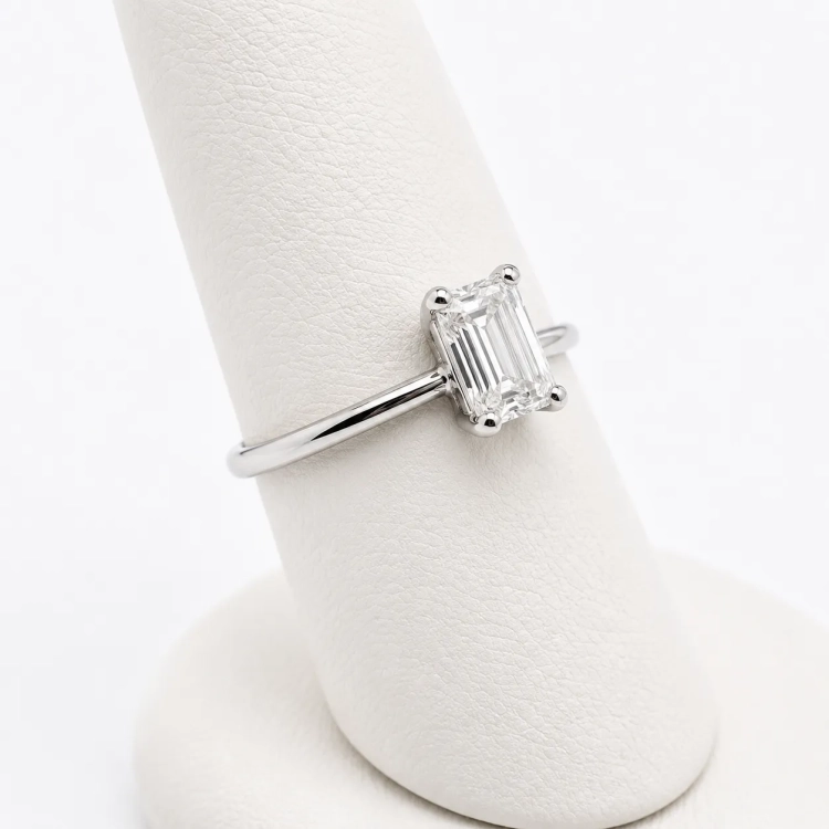 Pierścionek złoto 585 z diamentem 1,0 ct szlif szmaragdowy – detal oprawy– ABGOLD Baczyński