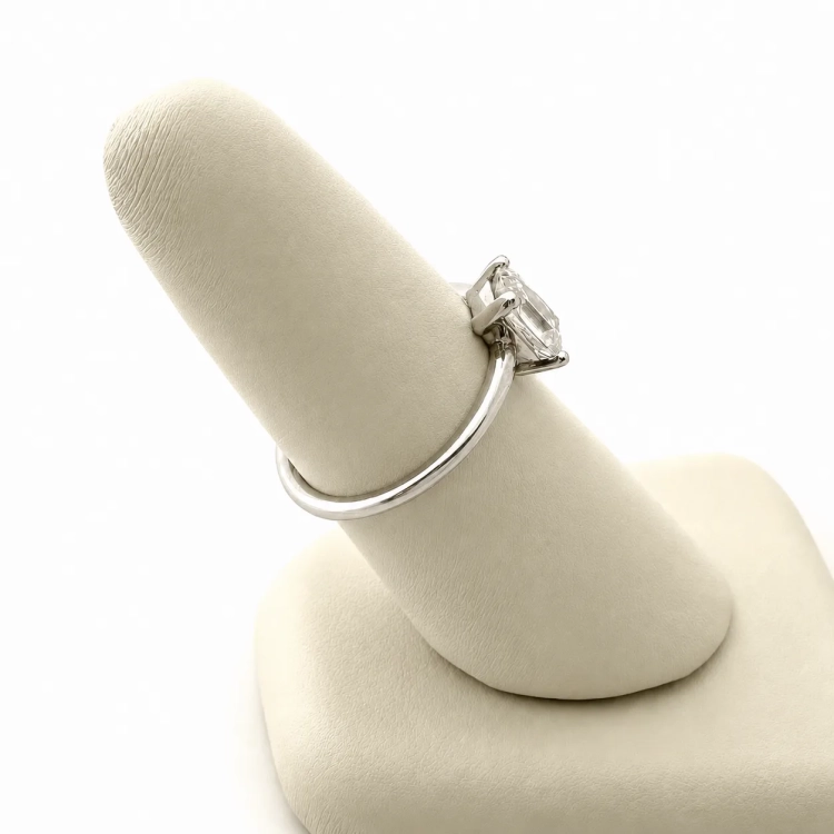 Pierścionek złoto 585 z diamentem 1,0 ct szlif szmaragdowy – detal oprawy diamentu – ABGOLD Baczyński