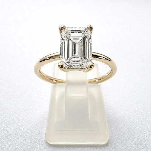 Złoty pierścionek próba 585 z diamentem laboratoryjnym ok. 1,80 ct szlif emerald – widok z przodu – ABGOLD Baczyński