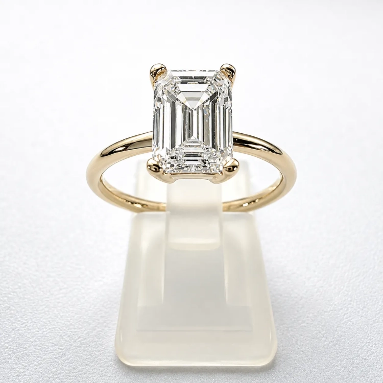 Złoty pierścionek próba 585 z diamentem laboratoryjnym ok. 1,80 ct szlif emerald – widok z przodu – ABGOLD Baczyński