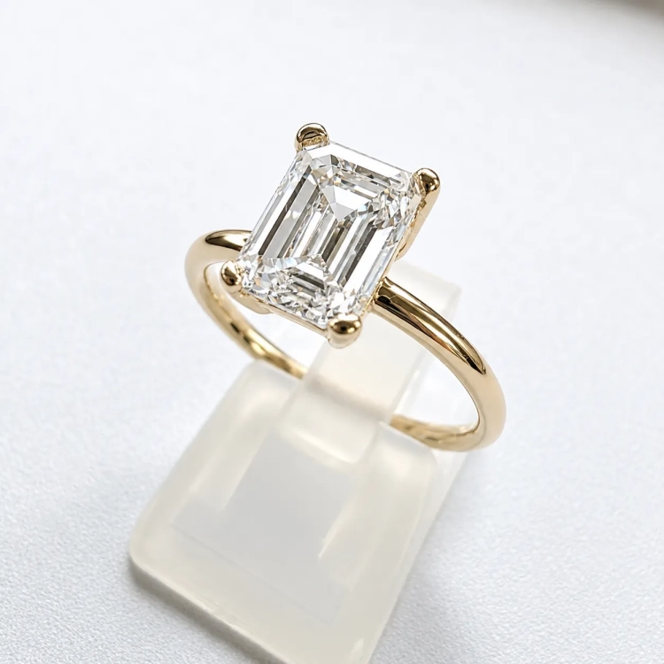 Złoty pierścionek próba 585 z diamentem laboratoryjnym ok. 1,80 ct – widok pod kątem – ABGOLD Baczyński