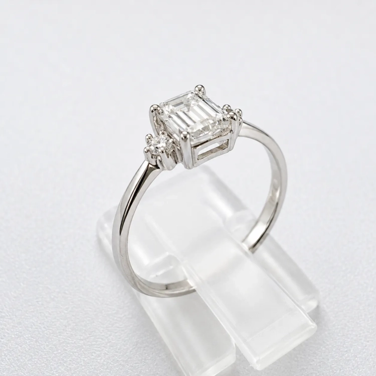 Złoty pierścionek próba 585 z diamentem emerald ok. 0,76 ct – ujęcie pod kątem – ABGOLD Baczyński