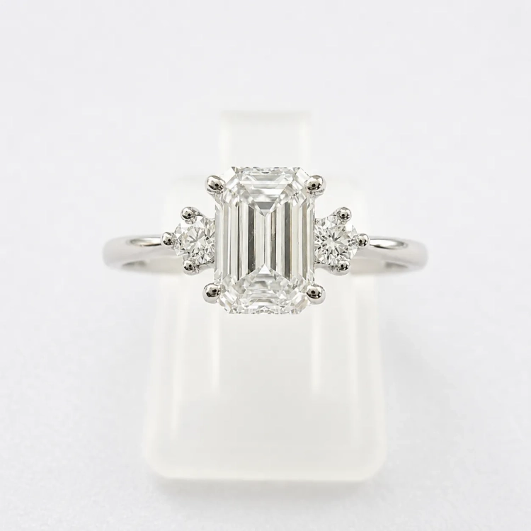 Złoty pierścionek próba 585 z diamentem emerald ok. 0,76 ct – widok frontalny na ekspozytorze – ABGOLD Baczyński