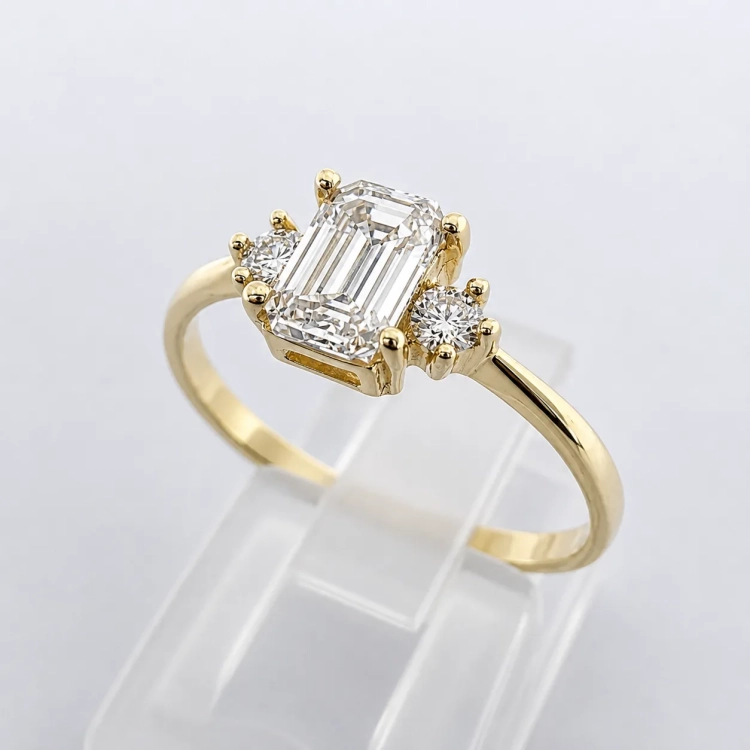Złoty pierścionek próba 585 z diamentem emerald ok. 0,76 ct – widok z przodu – ABGOLD Baczyński