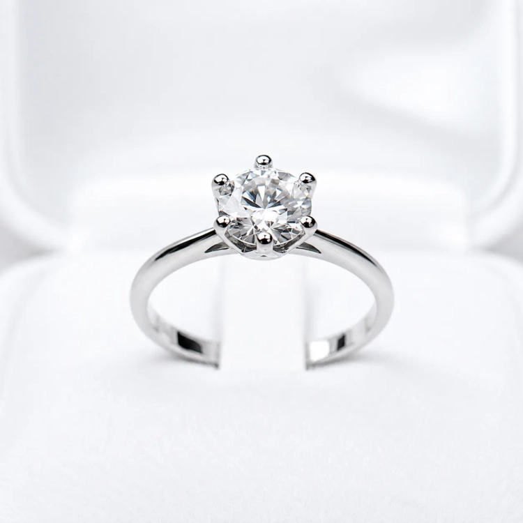 Pierścionek zaręczynowy z diamentem – Ujęcie frontalne (studio) – ABGOLD Baczyński