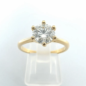 Pierścionek zaręczynowy z diamentem Lab-Grown 1,0 ct – złoto 585 – na ryglu jubilerskim (front) – ABGOLD Baczyński